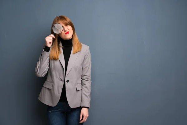 Wanita Bisnis Berambut Merah Mengambil Kaca Pembesar Dan Melihat Melalui — Stok Foto