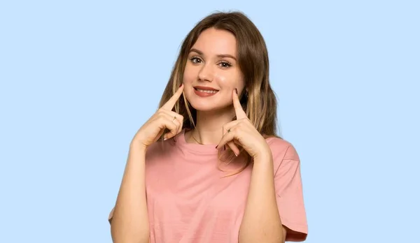Menina Adolescente Com Suéter Rosa Sorrindo Com Uma Expressão Feliz — Fotografia de Stock
