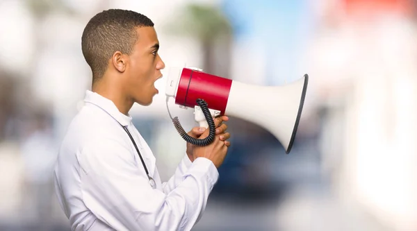 Jovem Afro Americano Homem Médico Gritando Através Megafone Para Anunciar — Fotografia de Stock