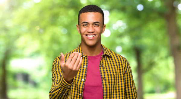 Afro Αμερικανός Νεαρός Προσκαλεί Έρθουν Χέρι Χαρούμενος Που Ήρθε Ένα — Φωτογραφία Αρχείου
