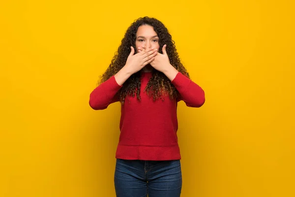 Ragazza Adolescente Con Maglione Rosso Parete Gialla Con Espressione Facciale — Foto Stock