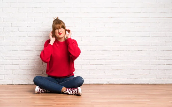 Rothaarige Frau Sitzt Frustriert Auf Dem Boden Und Bedeckt Die — Stockfoto