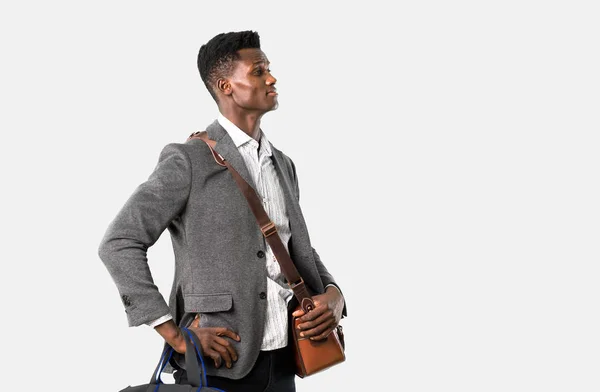 アフリカ系アメリカ人ビジネスの男性が立っているスーツケースと一緒に旅行 — ストック写真