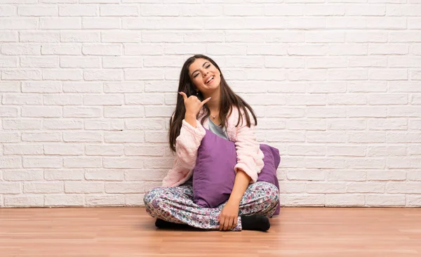 Ragazza Adolescente Pigiama Che Gesti Telefonici Richiamami Segno — Foto Stock