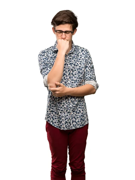 Adolescente Homem Com Camisa Flor Óculos Com Dúvidas Sobre Fundo — Fotografia de Stock