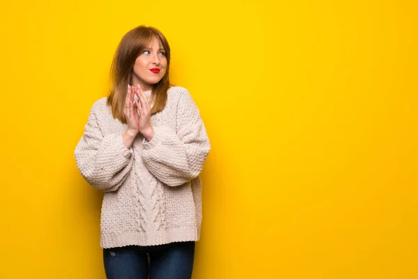 Roodharige Vrouw Gele Muur Gekonkel Iets — Stockfoto