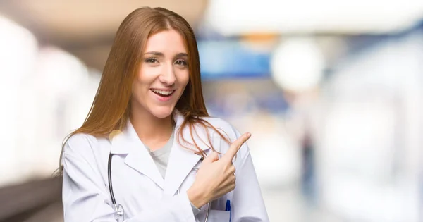 Ruda Kobieta Lekarz Wskazując Stronie Przedstawić Produkt Szpitalu — Zdjęcie stockowe