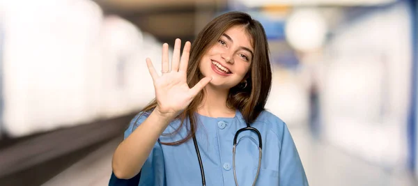 Jovem Enfermeira Contando Cinco Dedos Hospital — Fotografia de Stock