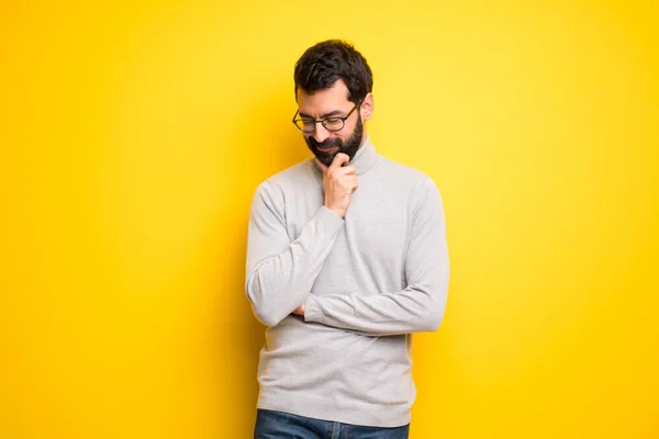 Man Met Baard Coltrui Kijkt Neer Met Hand Kin — Stockfoto