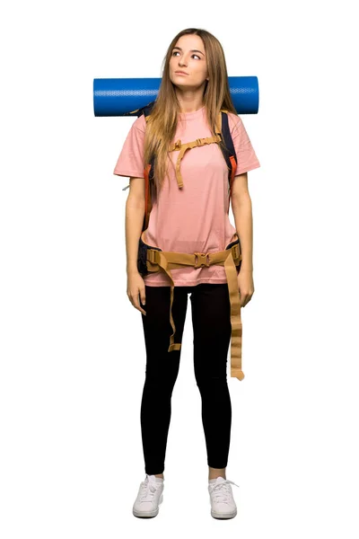 Volledige Lichaam Jonge Backpacker Vrouw Met Ernstige Gezicht Geïsoleerde Achtergrond — Stockfoto