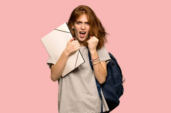 Junge Rothaarige Studentin Frustriert Von Einer Schlechten Situation Vor Rosa — Stockfoto