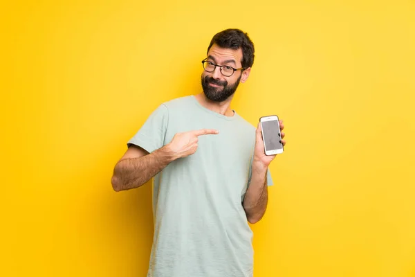 Mann Mit Bart Und Grünem Hemd Glücklich Und Zeigt Das — Stockfoto