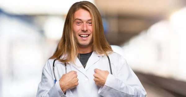 Doctor Hombre Con Expresión Facial Sorpresa Hospital — Foto de Stock