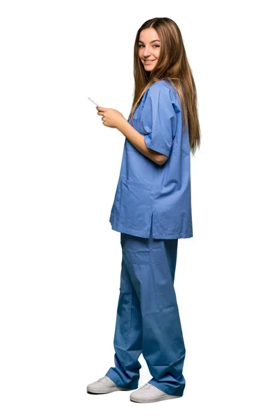 Jonge Verpleegster Volledige Lichaam Een Signaal Met Mobile Geïsoleerde Achtergrond — Stockfoto