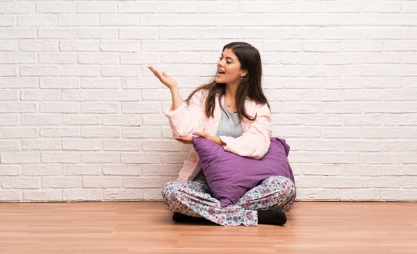 Adolescente Chica Pijama Extendiendo Las Manos Lado Para Invitar Venir — Foto de Stock