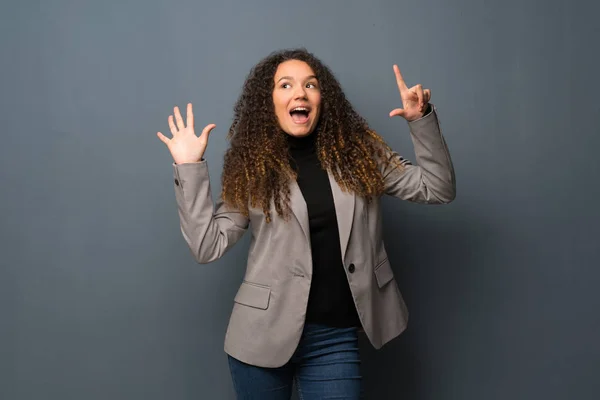 Adolescente Chica Sobre Azul Pared Contando Siete Con Los Dedos —  Fotos de Stock