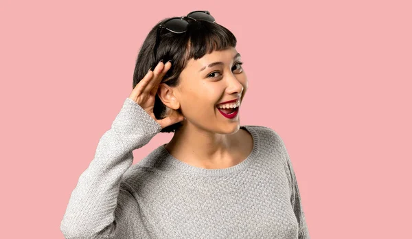 Mujer Joven Con Pelo Corto Escuchando Algo Poniendo Mano Oreja —  Fotos de Stock