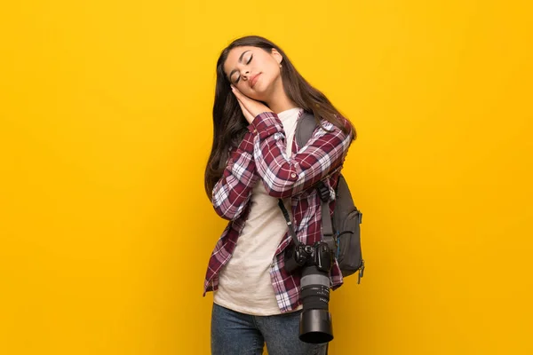 Fotógrafo Adolescente Chica Sobre Amarillo Pared Haciendo Sueño Gesto Dorable —  Fotos de Stock