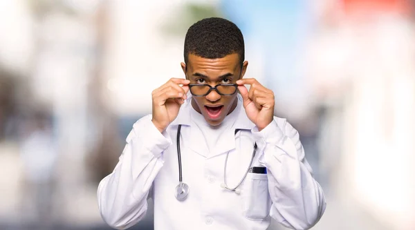メガネと屋外に驚いた若いアフロ アメリカ人医師 — ストック写真