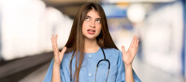 Jovem Enfermeira Frustrada Por Uma Situação Hospital — Fotografia de Stock