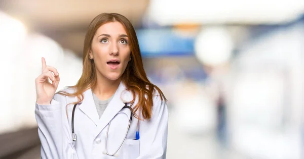 Mulher Médica Ruiva Pensando Uma Ideia Apontando Dedo Para Cima — Fotografia de Stock