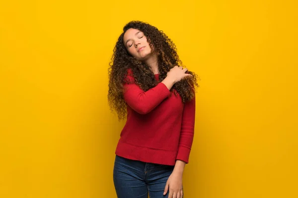 Adolescente Avec Pull Rouge Sur Mur Jaune Souffrant Douleur Épaule — Photo