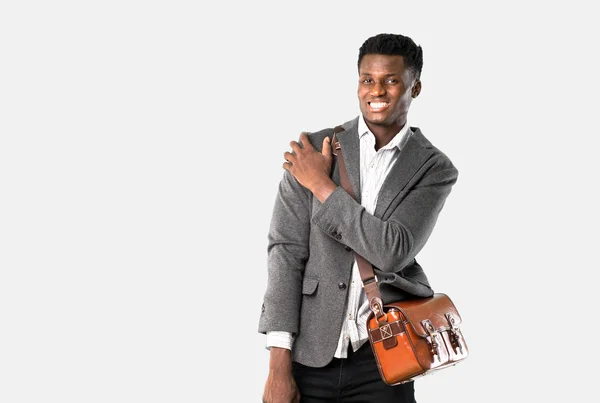 Hombre de negocios afroamericano viajando con maletas con shou —  Fotos de Stock