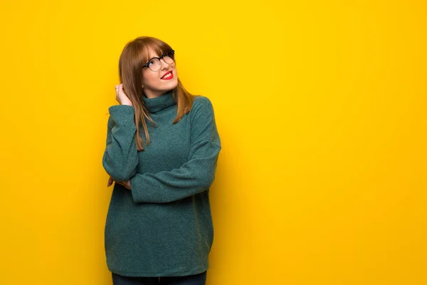 Vrouw Met Bril Gele Muur Een Idee Denken Terwijl Het — Stockfoto