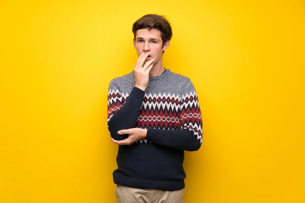 Teenager Man Yellow Wall Surprised Shocked While Looking Right — Stock Photo, Image