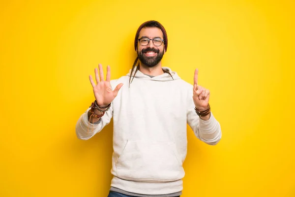 Hippie Man Met Dreadlocks Tellen Zes Met Vingers — Stockfoto