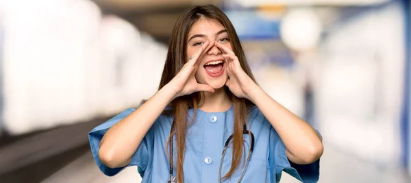 Jovem Enfermeira Gritando Anunciando Algo Hospital — Fotografia de Stock