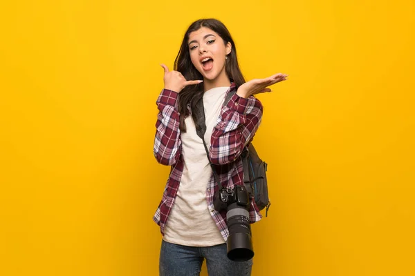 Fotograf Teenager Mädchen Über Gelbe Wand Macht Handygeste Und Zweifelt — Stockfoto