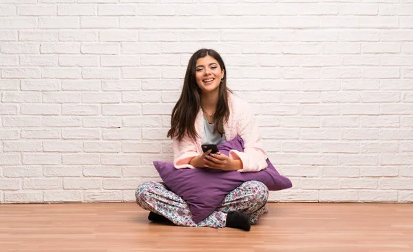 Девушка Подросток Пижаме Отправляет Сообщение Мобильного Телефона — стоковое фото