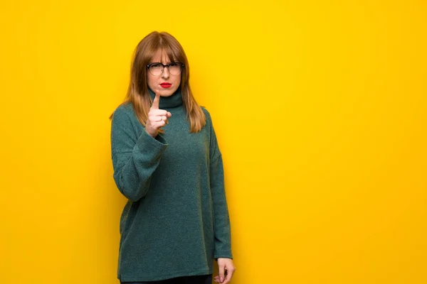 Žena Brýlemi Přes Žlutou Zeď Frustrovaný Tím Špatné Situace Koužek — Stock fotografie