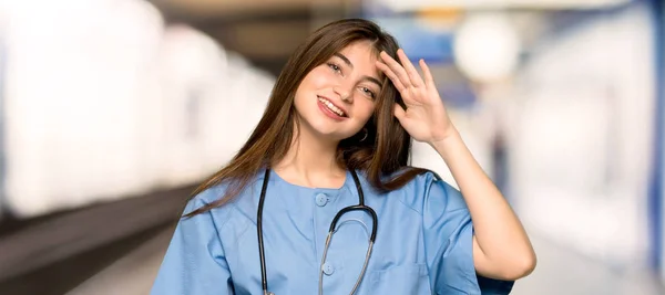 在医院用手敬礼的年轻护士 — 图库照片