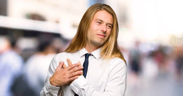 Homme Affaires Blond Aux Cheveux Longs Ayant Une Douleur Cœur — Photo