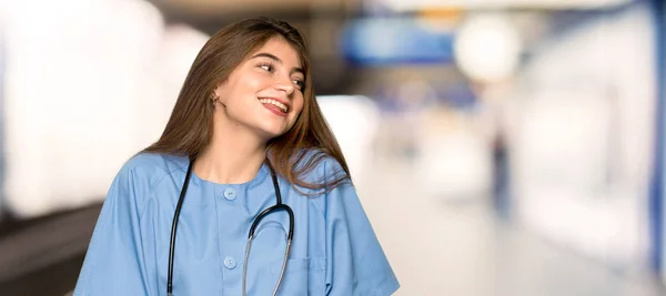 年轻的护士在医院里快乐而微笑 — 图库照片