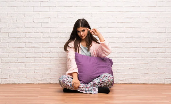 Adolescente Chica Pijama Haciendo Gesto Locura Poniendo Dedo Cabeza — Foto de Stock