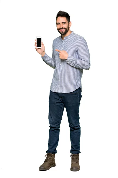 Tiro Completo Homem Elegante Com Camisa Feliz Apontando Celular Fundo — Fotografia de Stock