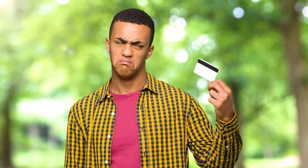 Młody Afro American Człowiek Biorąc Karty Kredytowej Bez Pieniędzy Parku — Zdjęcie stockowe