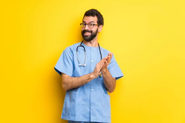 Médecin Chirurgien Homme Applaudissant Après Présentation Dans Une Conférence — Photo