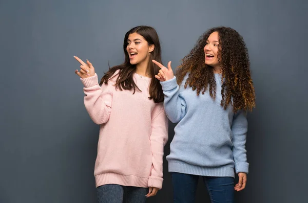 Amigos Adolescentes Señalando Con Dedo Hacia Lado —  Fotos de Stock