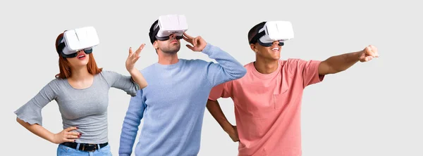 Grupo de três amigos usando óculos VR. Experiência de realidade virtual — Fotografia de Stock