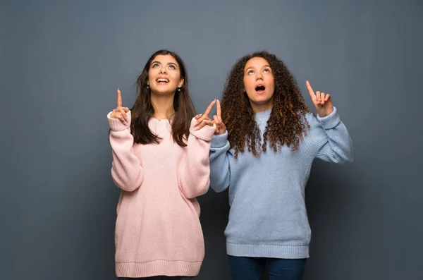 Amigos Adolescentes Sorprendidos Señalando Hacia Arriba —  Fotos de Stock