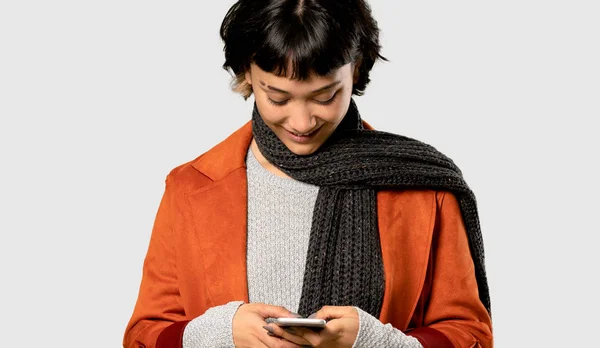 Mulher Cabelo Curto Com Casaco Enviando Uma Mensagem Com Celular — Fotografia de Stock