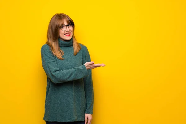 Mujer Con Gafas Sobre Pared Amarilla Presentando Una Idea Mientras — Foto de Stock