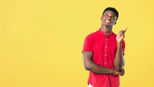 Junger afrikanisch-amerikanischer Mann zeigt mit dem Zeigefinger ein grea — Stockfoto
