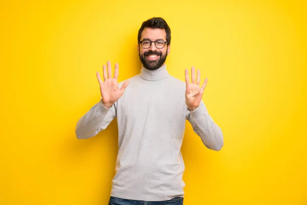 Mannen Med Skägg Och Polotröja Räknar Nio Med Fingrar — Stockfoto