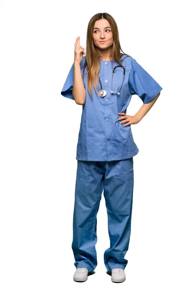 Молодая Медсестра Скрещенными Пальцами Желающая Лучшего Изолированном Фоне — стоковое фото