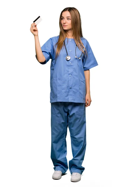 Молодая Медсестра Принимает Кредитную Карту Денег Изолированном Фоне — стоковое фото